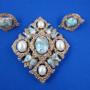 Sarah Coventry 2.5" brooch with matching earrrings